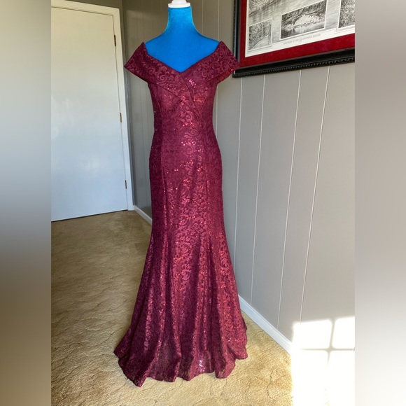 MORGAN & CO. BURGUNDY DRESS. - Picture 16 of 16